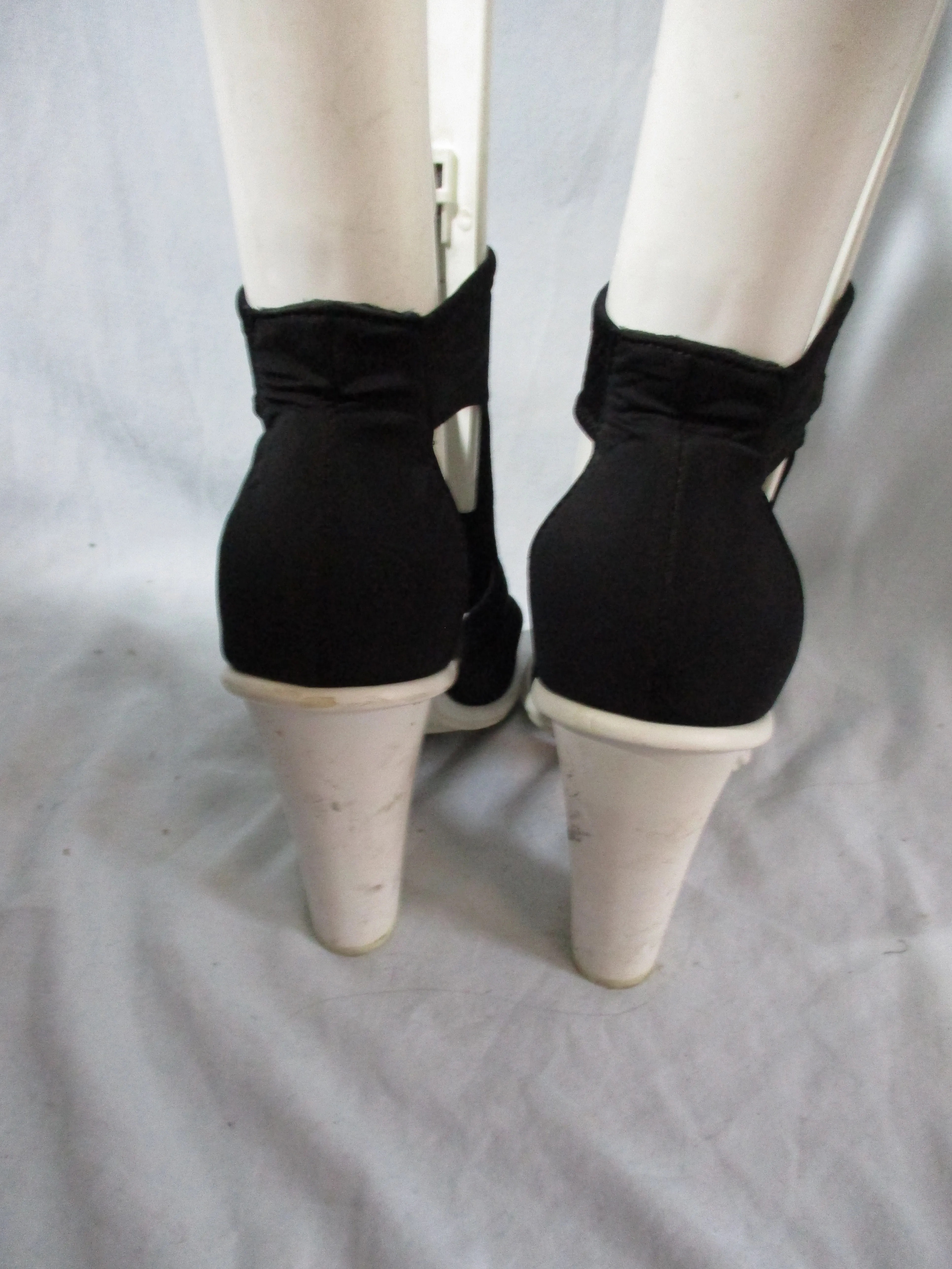 IGGY AZALEA STEVE MADDEN SCUBAA Chunky High Heel Pump Shoe sandal 8.5 WHITE BLACK