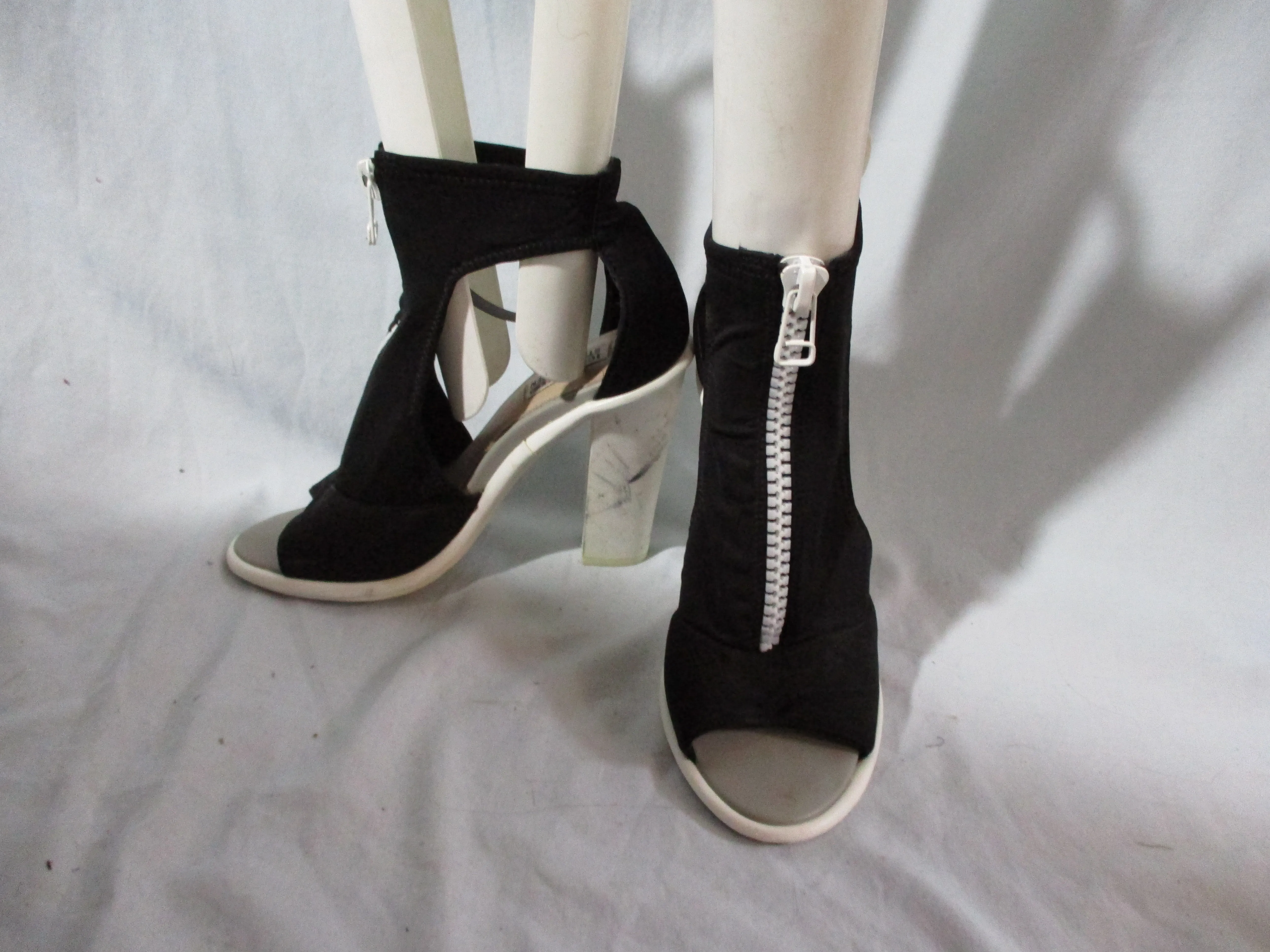 IGGY AZALEA STEVE MADDEN SCUBAA Chunky High Heel Pump Shoe sandal 8.5 WHITE BLACK