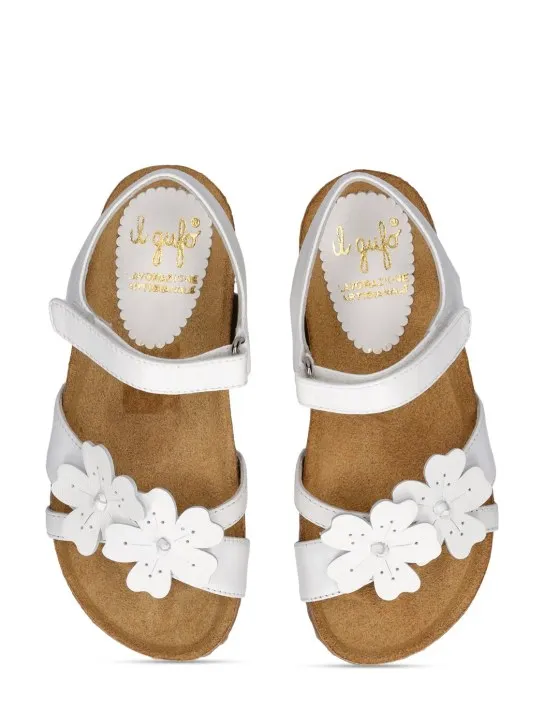 Il Gufo   Leather sandals w/ flower appliqués 