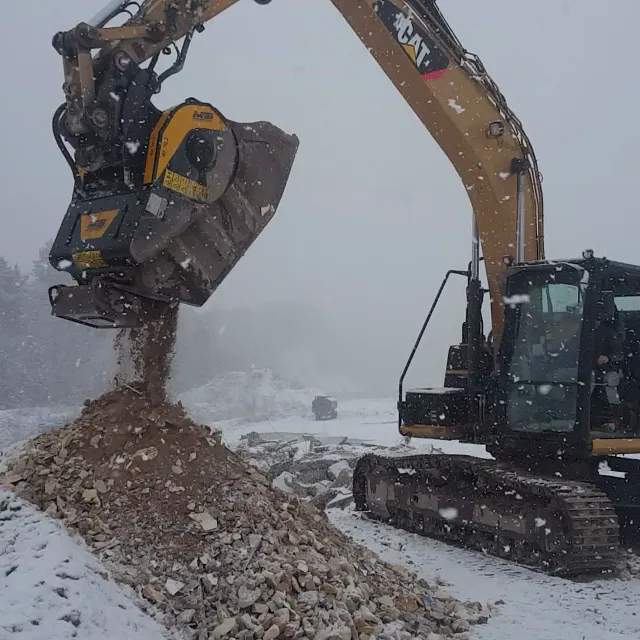 MB Crushers Bucket Crusher | Model BF70.2 S4 | ≥ 33,100 ≤ 55,100 lbs for Excavator